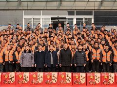 情系農(nóng)民工 蛇年送祝?！A兆控股為優(yōu)秀農(nóng)民工發(fā)放春節(jié)禮品